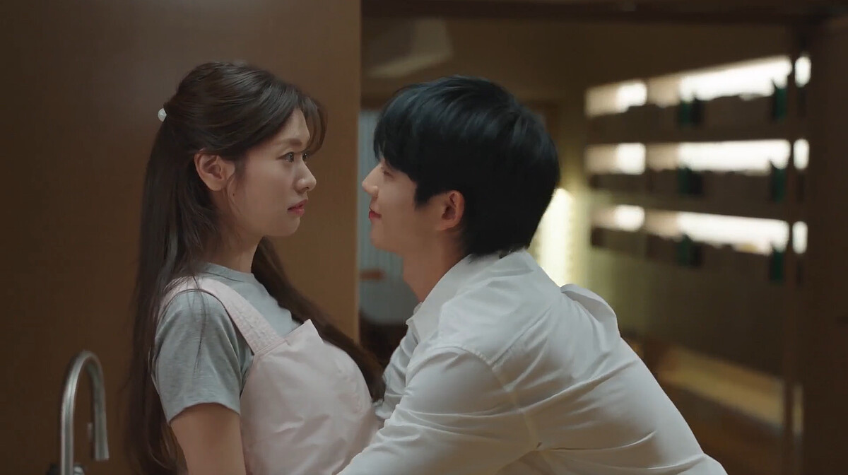 本以為丁海寅要重現《經常請吃飯的姊姊》廚房花式擁吻，但並沒有