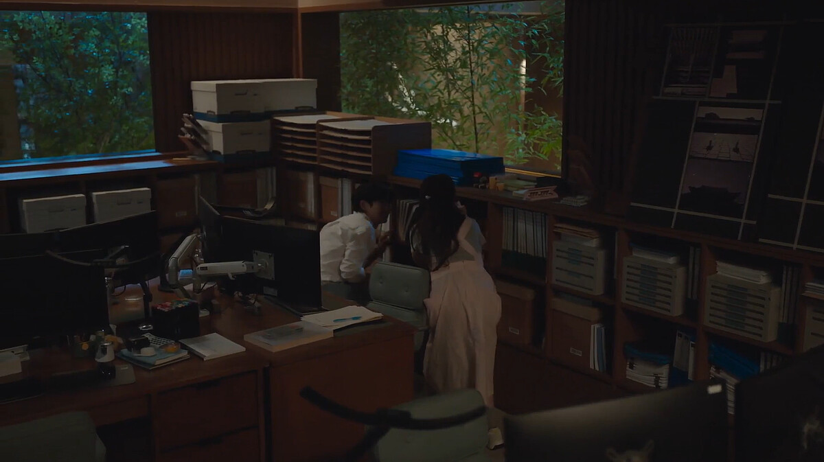 像小時候躲貓貓一樣，不能被鬼(尹代表)發現