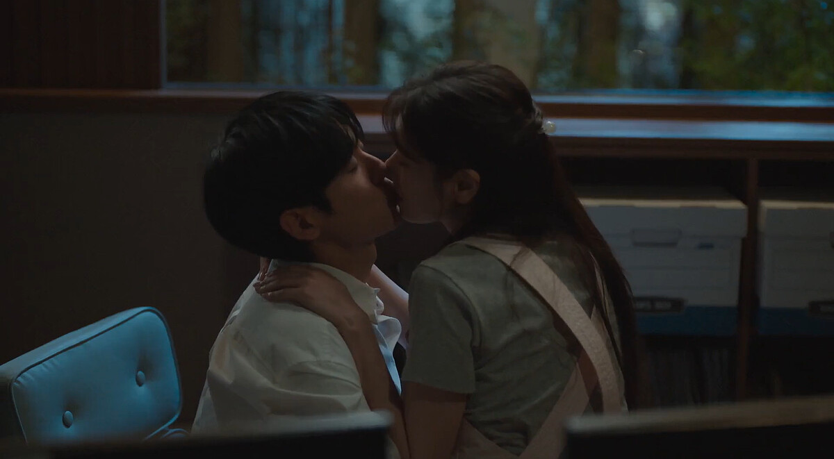 崔承效裵石榴在員工辦公室裡忘我熱吻