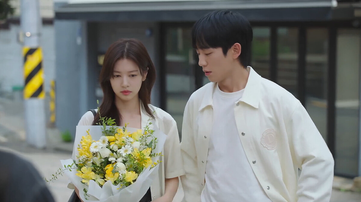 崔承效送的花束，有韓國年輕人喜愛的乒乓菊象徵戀愛圓滿，也有白色瑪格麗特花語暗戀，還有最詭異的黃色玫瑰花語失戀，到底是什麼意思呢？