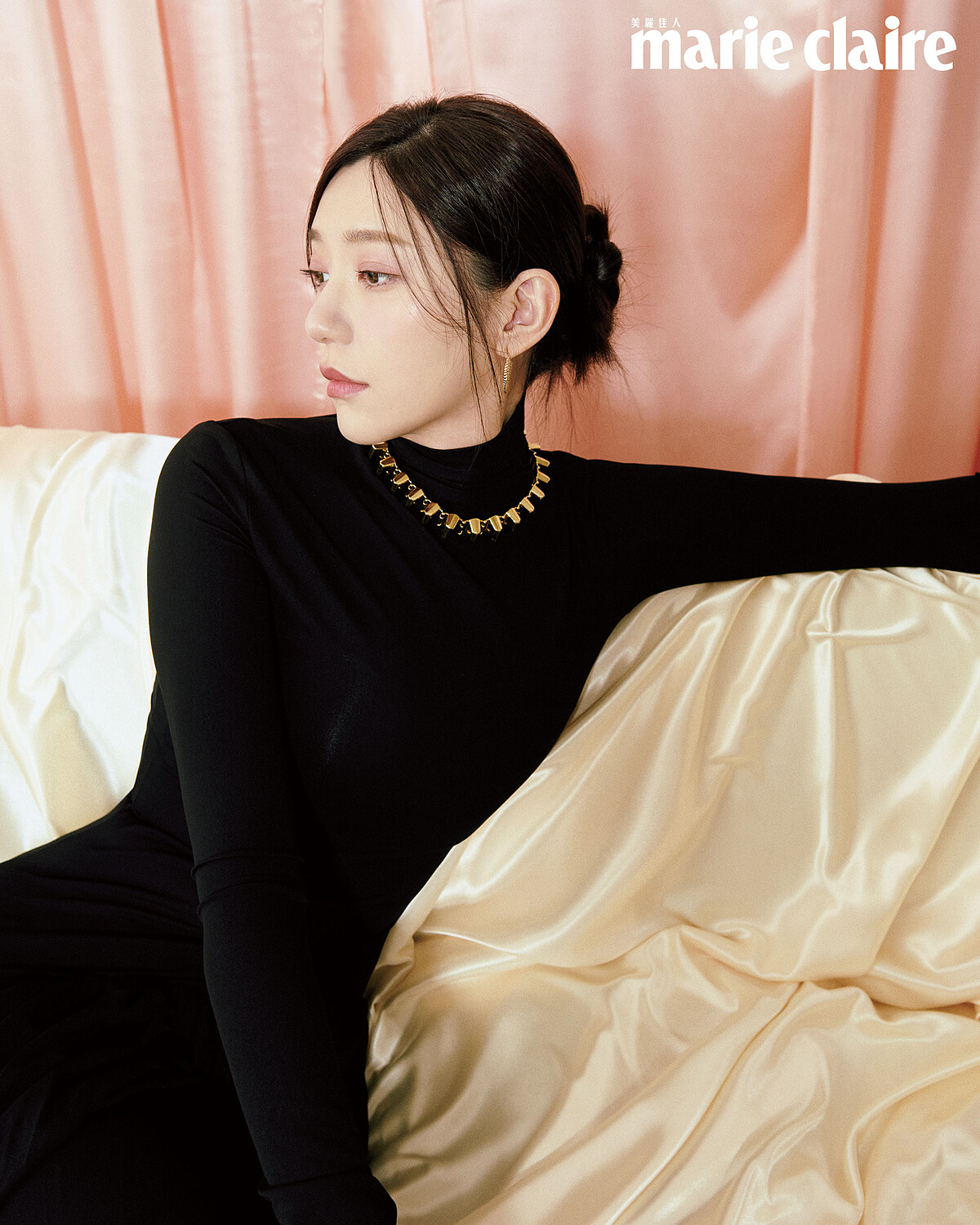 服裝配飾／黑色高領不規則下擺連衣裙，Ferragamo；金色不規則層次項鍊，Gucci；金色繞花耳環 Burberry；金色碎鑽戒指、金色素面戒指、金色素圈手環，all by APM Monaco。彩妝／24K純金奢緞光妝前乳、24K純金光透精華粉底、OMBRES G高訂深邃四色眼影盤、ROUGE G紅寶之吻高訂唇膏，all by Guerlain