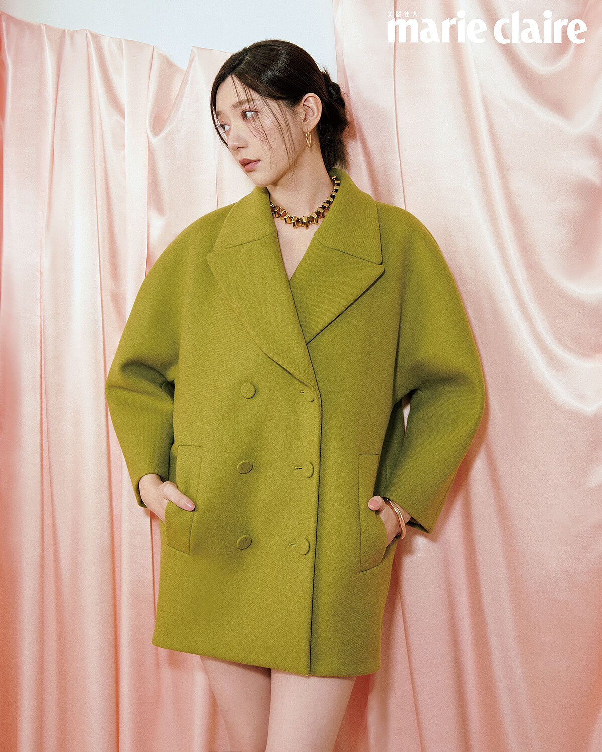 服裝配飾／綠色廓形西裝短褲套裝、紅色樂福高跟涼鞋 、金色不規則層次項鍊，all by Gucci；金色繞花耳環，Burberry；金色碎鑽戒指、金色素面戒指、金色素圈手環，all by APM Monaco。彩妝／24K純金奢緞光妝前乳、24K純金光透精華粉底、OMBRES G高訂深邃四色眼影盤、ROUGE G紅寶之吻高訂唇膏，all by Guerlain