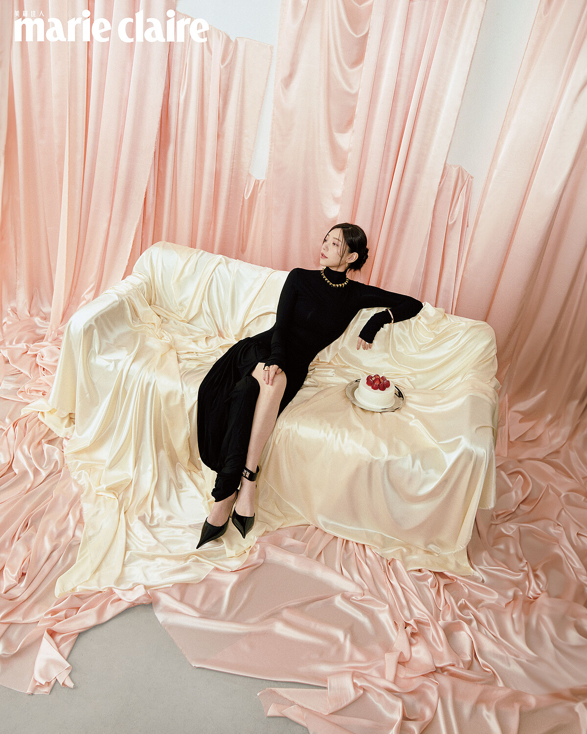 服裝配飾／黑色高領不規則下擺連衣裙，Ferragamo；黑色亮面尖頭跟鞋，Versace；金色不規則層次項鍊，Gucci；金色繞花耳環 Burberry；金色碎鑽戒指、金色素面戒指、金色素圈手環，all by APM Monaco。彩妝／24K純金奢緞光妝前乳、24K純金光透精華粉底、OMBRES G高訂深邃四色眼影盤、ROUGE G紅寶之吻高訂唇膏，all by Guerlain