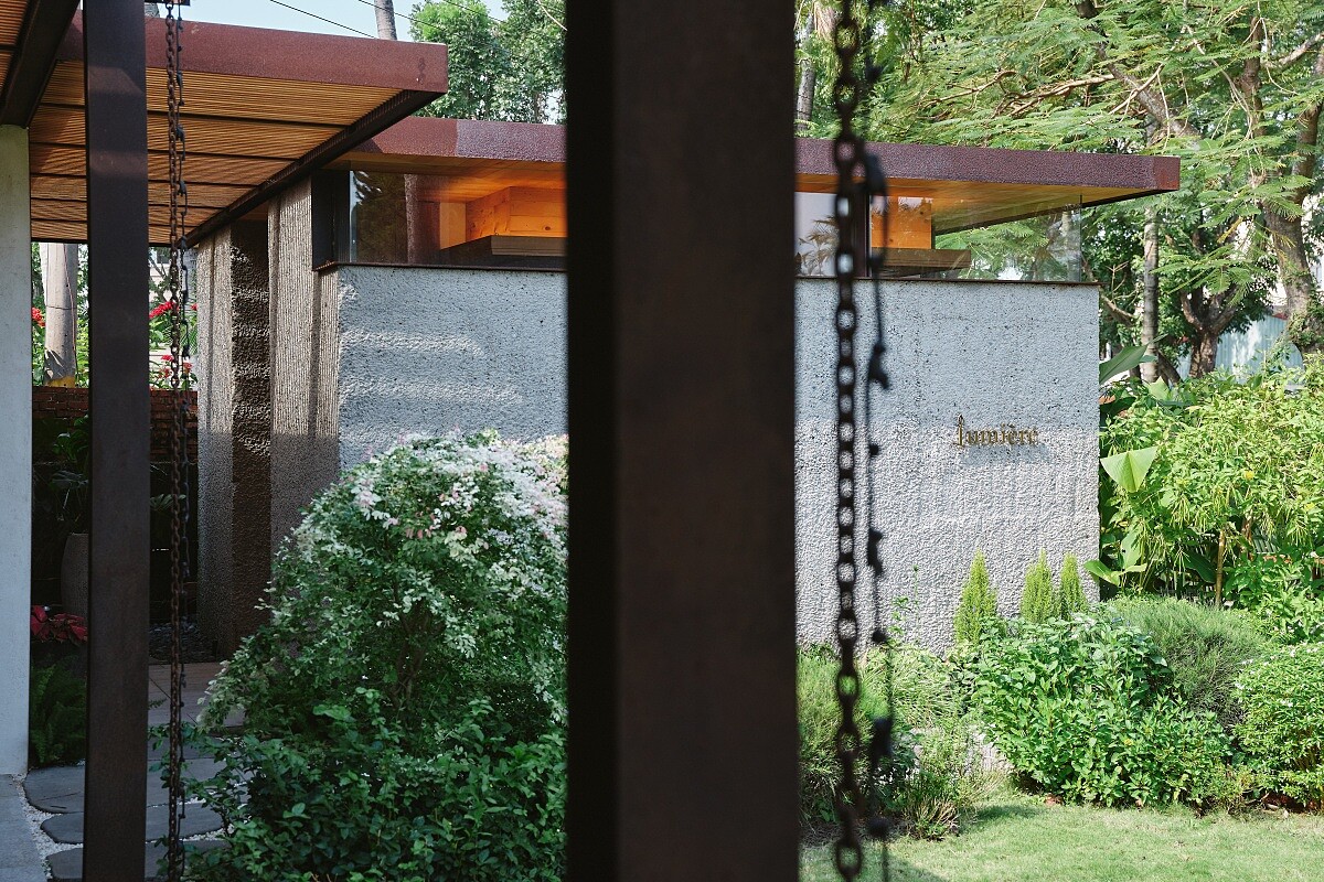 「Lumi&egrave;re」在法文中有「光」之意，或者也能進一步理解成「啟蒙」。