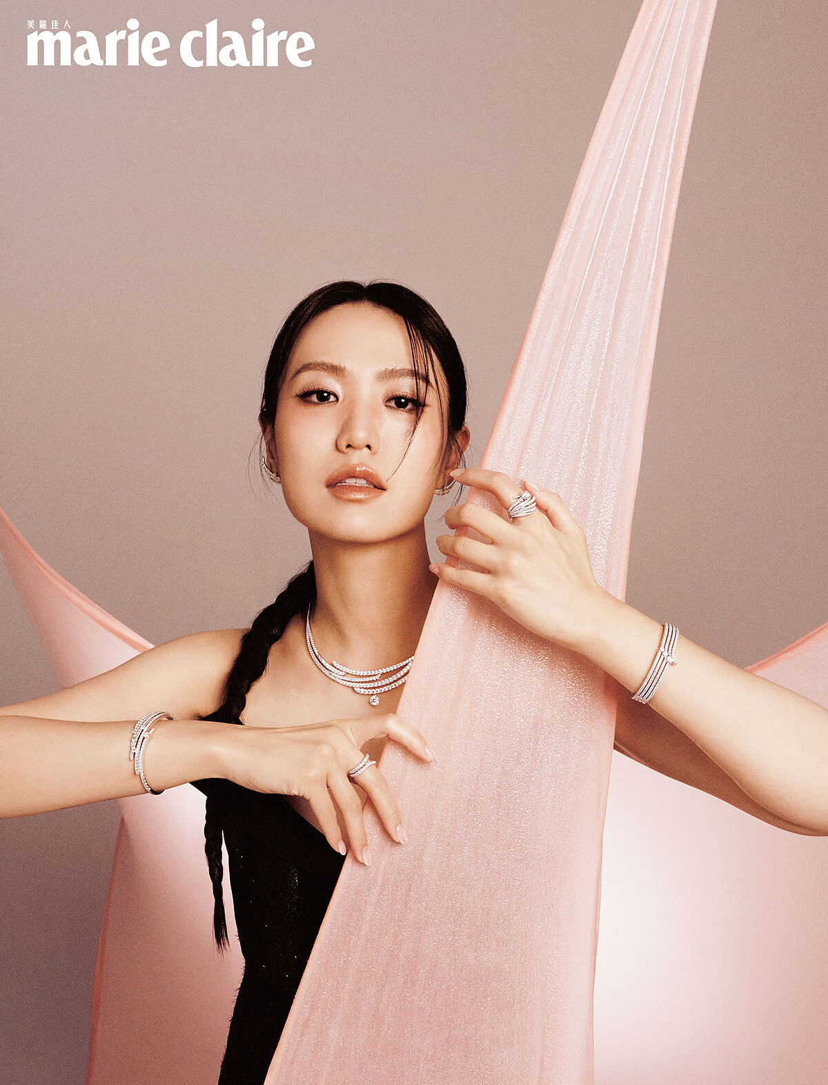 網紗拼接長洋裝，Givenchy；VELA 白K金法式鑲嵌鑽石鎖骨鍊、VELA 白K金法式鑲嵌鑽石耳環、（左手）VELA 白K金法式鑲嵌鑽石手鐲、VELA Cocktail 白K金鑽石套戒、VELA Cathedral Solitaire 鉑金鑽石戒指、(右手）VELA 白K金法式鑲嵌鑽石手鐲、VELA Double Row白K金法式鑲嵌鑽石戒指，all by Hearts On Fire。