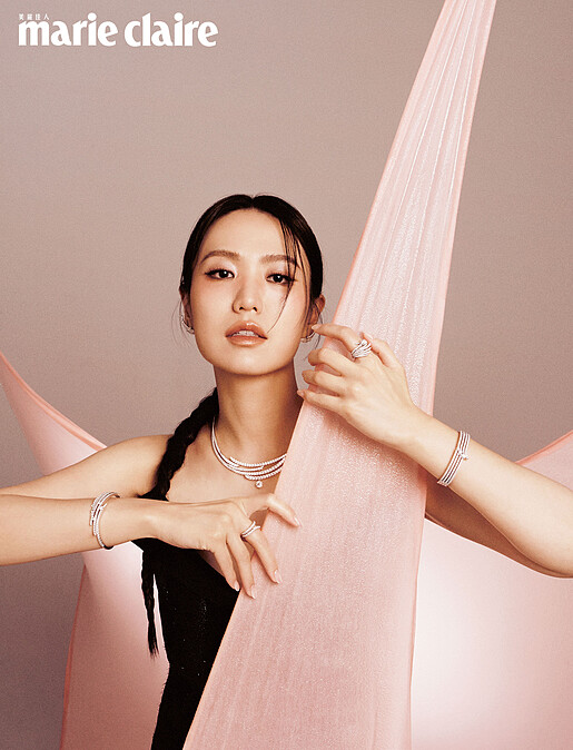 網紗拼接長洋裝，Givenchy；VELA 白K金法式鑲嵌鑽石鎖骨鍊、VELA 白K金法式鑲嵌鑽石耳環、（左手）VELA 白K金法式鑲嵌鑽石手鐲、VELA Cocktail 白K金鑽石套戒、VELA Cathedral Solitaire 鉑金鑽石戒指、(右手）VELA 白K金法式鑲嵌鑽石手鐲、VELA Double Row白K金法式鑲嵌鑽石戒指，all by Hearts On Fire。