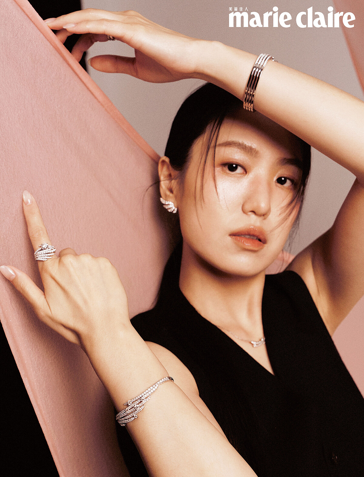 深藍拼接西裝背心，Loewe；VELA 白K金法式鑲嵌鑽石耳環、VELA 白K金法式鑲嵌鑽石項鍊、（左手）VELA白K金法式鑲嵌鑽石手鐲、（右手）VELA 白K金法式鑲嵌鑽石手鐲、VELA Cocktail 白K金鑽石套戒 、VELA Cathedral Solitaire 鉑金鑽石戒指，all by Hearts On Fire。