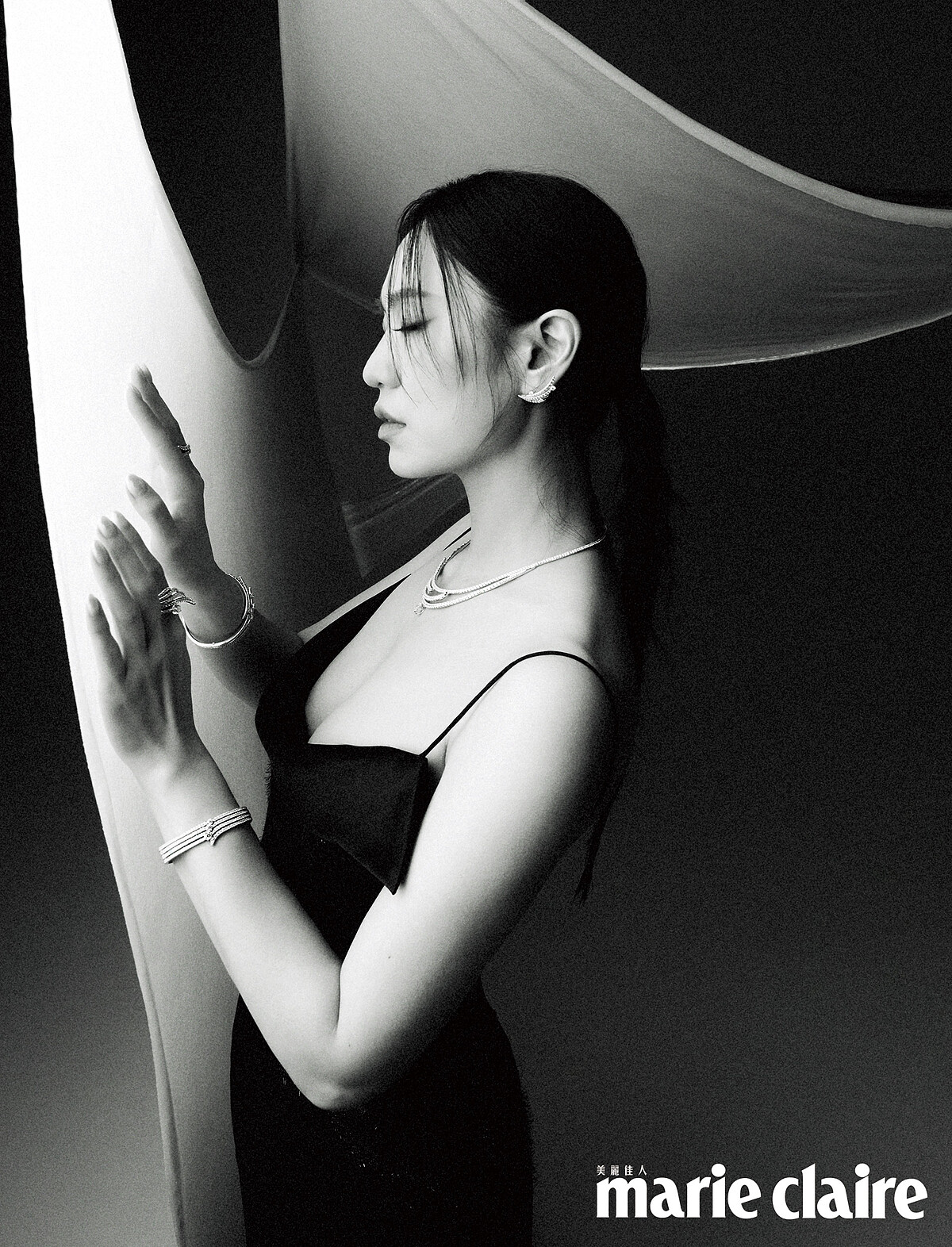 網紗拼接長洋裝，Givenchy；VELA 白K金法式鑲嵌鑽石鎖骨鍊、VELA 白K金法式鑲嵌鑽石耳環、（左手）VELA 白K金法式鑲嵌鑽石手鐲、VELA Cocktail 白K金鑽石套戒、VELA Cathedral Solitaire 鉑金鑽石戒指、（右手）VELA 白K金法式鑲嵌鑽石手鐲、VELA Double Row 白K金法式鑲嵌鑽石戒指 all by Hearts On Fire 。