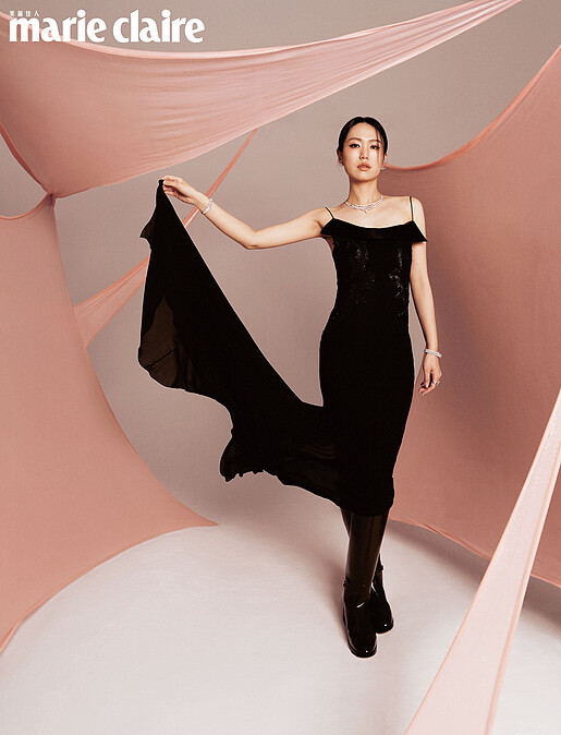 網紗拼接長洋裝，Givenchy；針織內搭褲，Ferragamo；墨綠漆皮靴，Gucci；VELA 白K金法式鑲嵌鑽石鎖骨鍊、VELA 白K金法式鑲嵌鑽石耳環、（右手）VELA 白K金法式鑲嵌鑽石手鐲、VELA Cocktail 白K金鑽石套戒、VELA Cathedral Solitaire 鉑金鑽石戒指、(左手）VELA 白K金法式鑲嵌鑽石手鐲、VELA Double Row白K金法式鑲嵌鑽石戒指、VELA Triple Row 白K金法式鑲嵌鑽石戒指，all by Hearts On Fire。