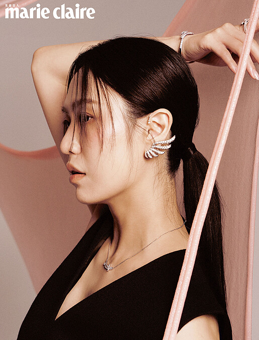 深藍拼接西裝背心，Loewe；VELA 白K金法式鑲嵌鑽石耳環、VELA 白K金法式鑲嵌鑽石項鍊、VELA 白K金法式鑲嵌鑽石手鐲、VELA Cocktail 白K金鑽石套戒 、VELA Cathedral Solitaire 鉑金鑽石戒指，all by Hearts On Fire。