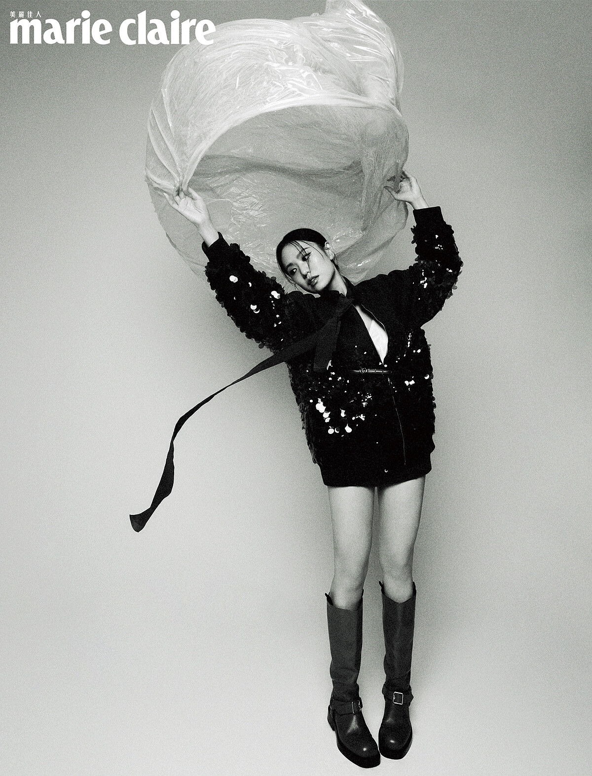 墨綠色亮片拼接外套、墨綠色短褲、絲巾領帶，all by Gucci。