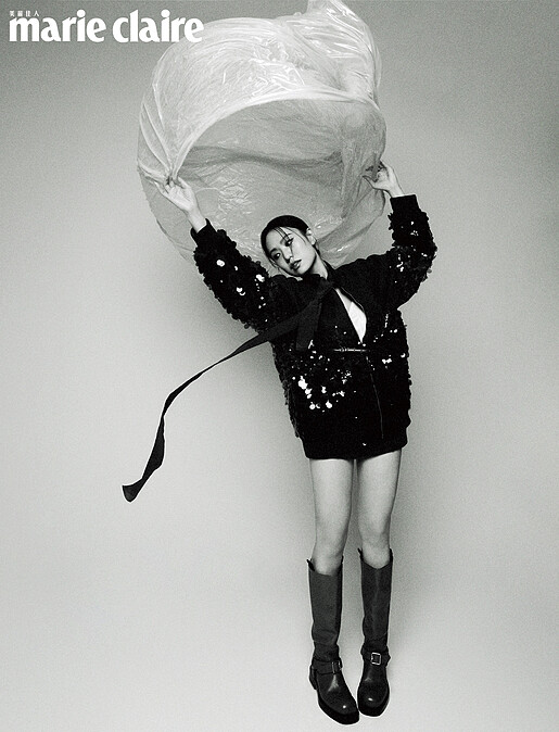 墨綠色亮片拼接外套、墨綠色短褲、絲巾領帶，all by Gucci。