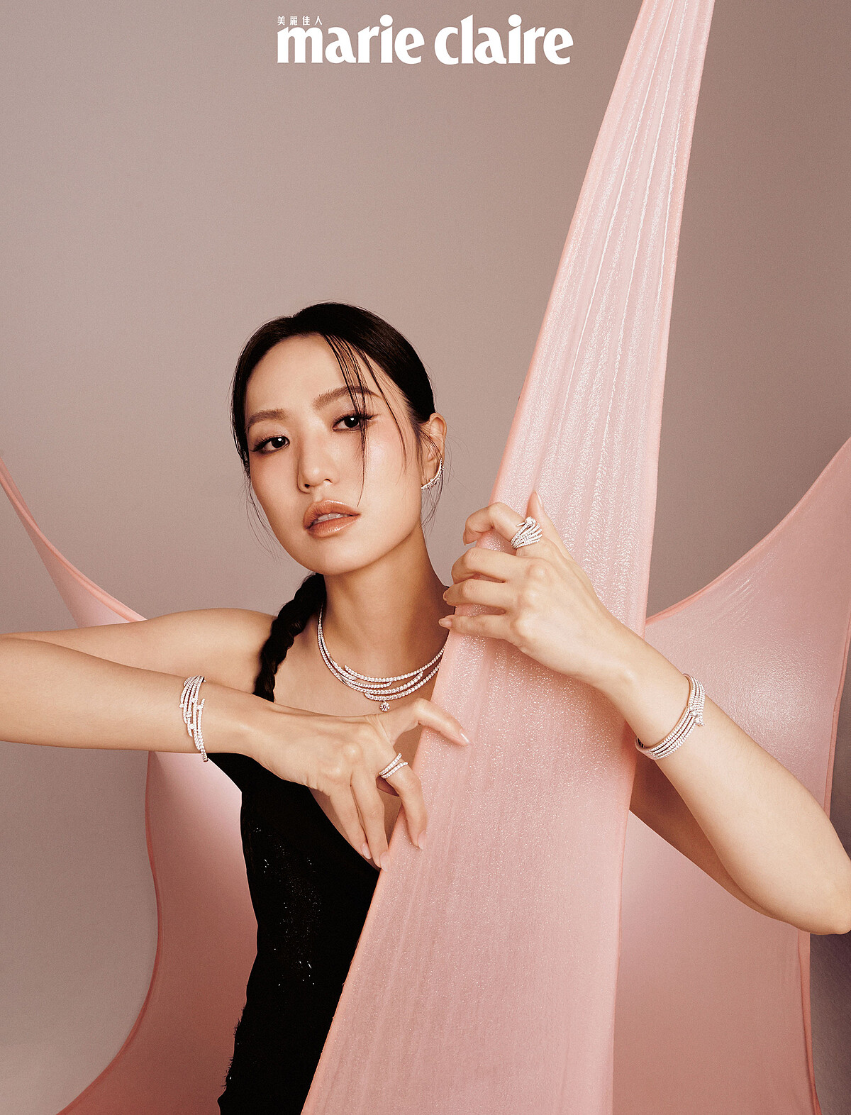 網紗拼接長洋裝，Givenchy；VELA 白K金法式鑲嵌鑽石鎖骨鍊、VELA 白K金法式鑲嵌鑽石耳環、（左手）VELA 白K金法式鑲嵌鑽石手鐲、VELA Cocktail 白K金鑽石套戒、VELA Cathedral Solitaire 鉑金鑽石戒指、(右手）VELA 白K金法式鑲嵌鑽石手鐲、VELA Double Row白K金法式鑲嵌鑽石戒指，all by Hearts On Fire。