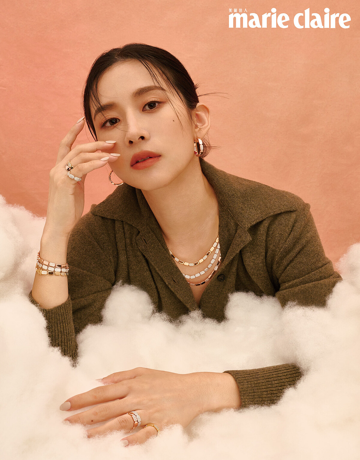 軍綠色不對稱綁帶連身洋裝,Ferragamo;金銀玫瑰金可調節項鍊、金銀玫瑰金手鍊、金銀玫瑰金戒指,all by APM Monaco。