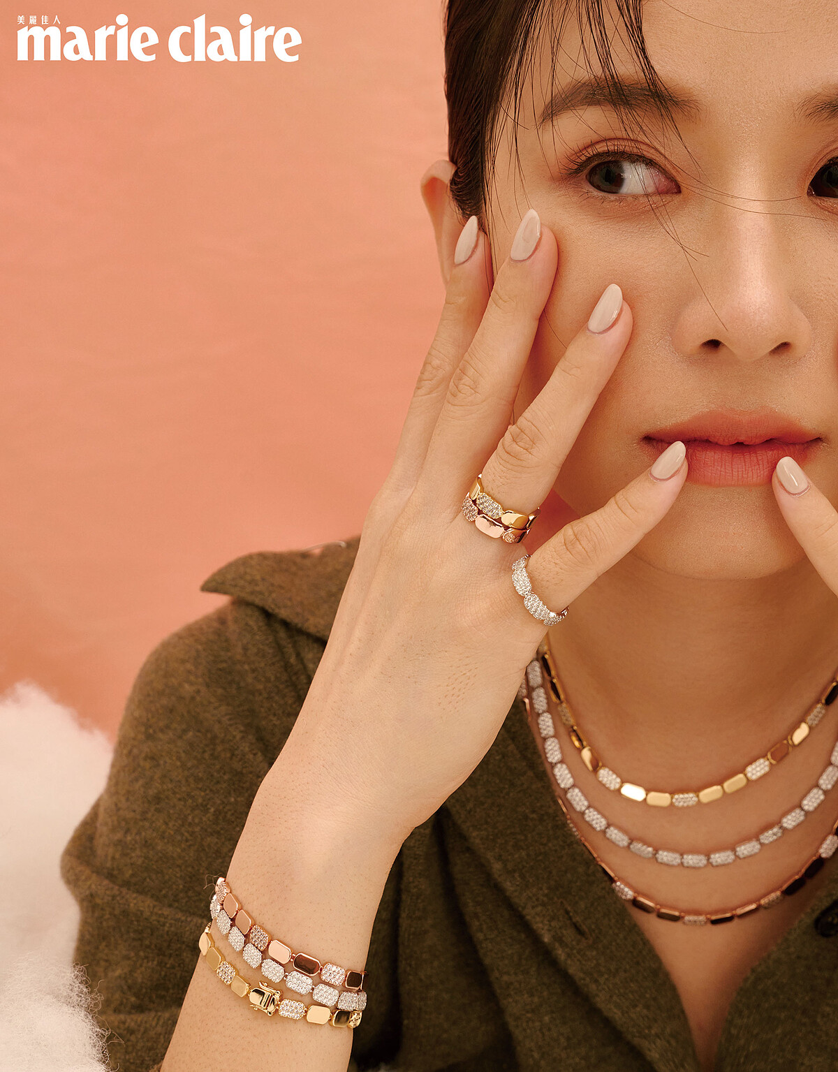 軍綠色不對稱綁帶連身洋裝,Ferragamo;金銀玫瑰金可調節項鍊、金銀玫瑰金手鍊、金銀玫瑰金戒指,all by APM Monaco。