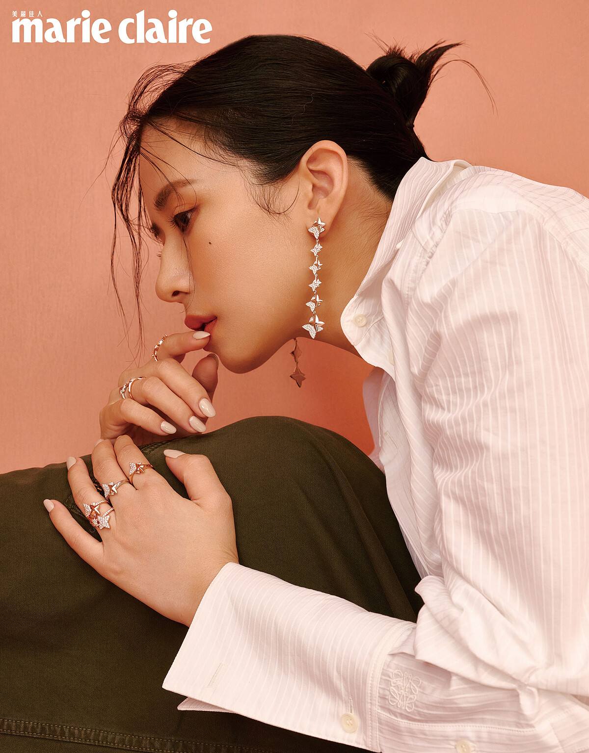 白色腰帶襯衫、軍綠色工裝褲,both by Loewe;軍綠色高跟鞋,Ferragamo;六芒星銀色垂墜耳環、六芒星可調節項鍊、雙流星可調節項鍊、六芒星戒指,all by APM Monaco。