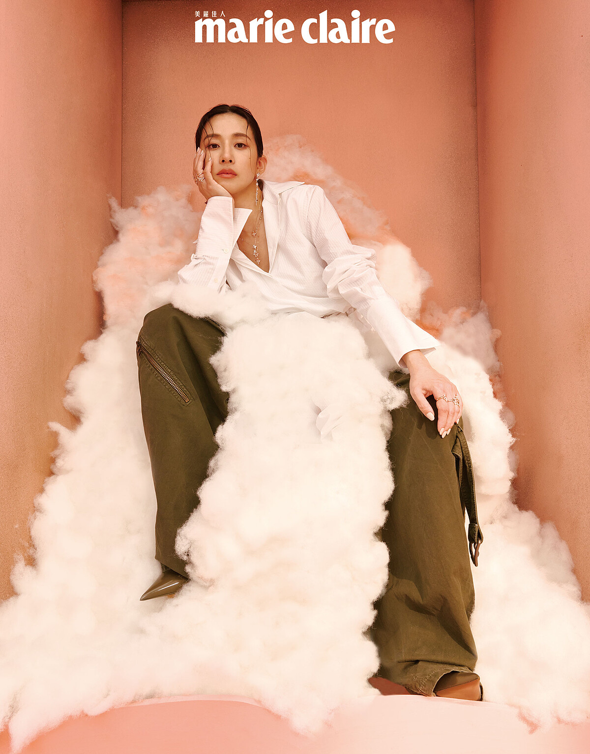 白色腰帶襯衫、軍綠色工裝褲,both by Loewe;軍綠色高跟鞋,Ferragamo;六芒星銀色垂墜耳環、六芒星可調節項鍊、雙流星可調節項鍊、六芒星戒指,all by APM Monaco。