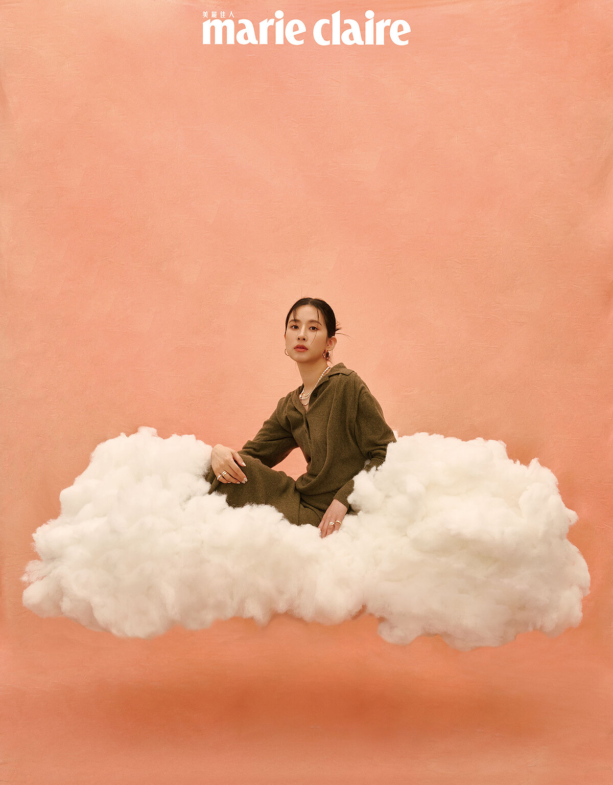 軍綠色不對稱綁帶連身洋裝,Ferragamo;金銀玫瑰金可調節項鍊、金銀玫瑰金手鍊、金銀玫瑰金戒指,all by APM Monaco。