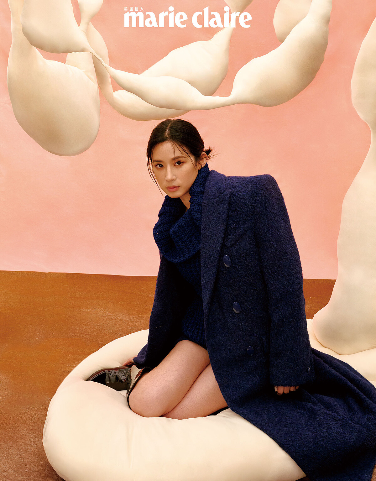 藍色羊毛大衣、藍色針織高領背心、藍色羊毛短裙,all by Givenchy;漆皮長靴,Celine by Hedi Slimane。