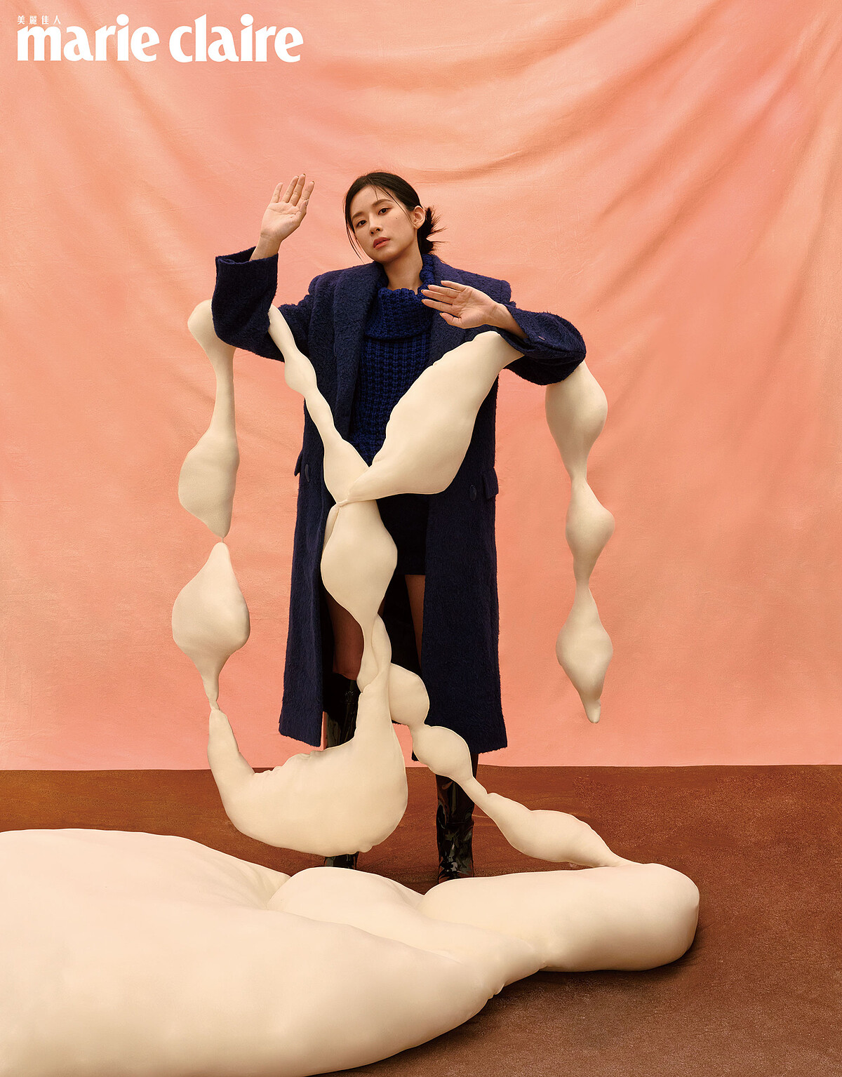 藍色羊毛大衣、藍色針織高領背心、藍色羊毛短裙,all by Givenchy;漆皮長靴,Celine by Hedi Slimane。