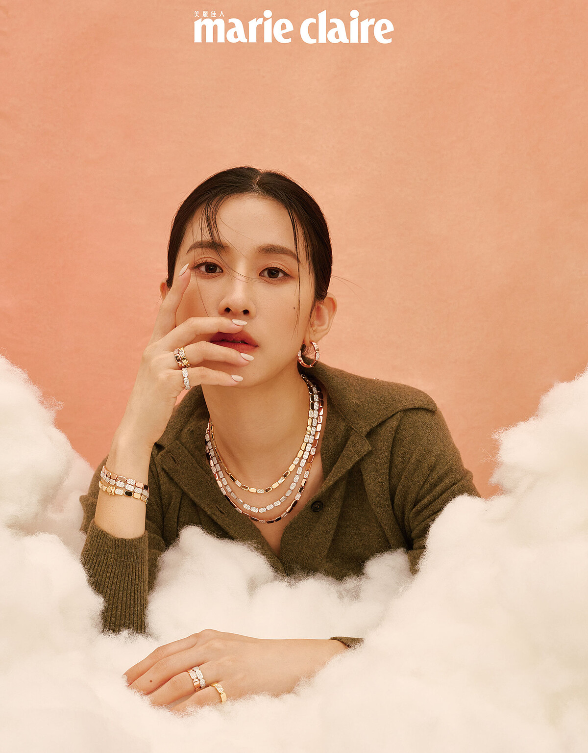 軍綠色不對稱綁帶連身洋裝,Ferragamo;金銀玫瑰金可調節項鍊、金銀玫瑰金手鍊、金銀玫瑰金戒指,all by APM Monaco。