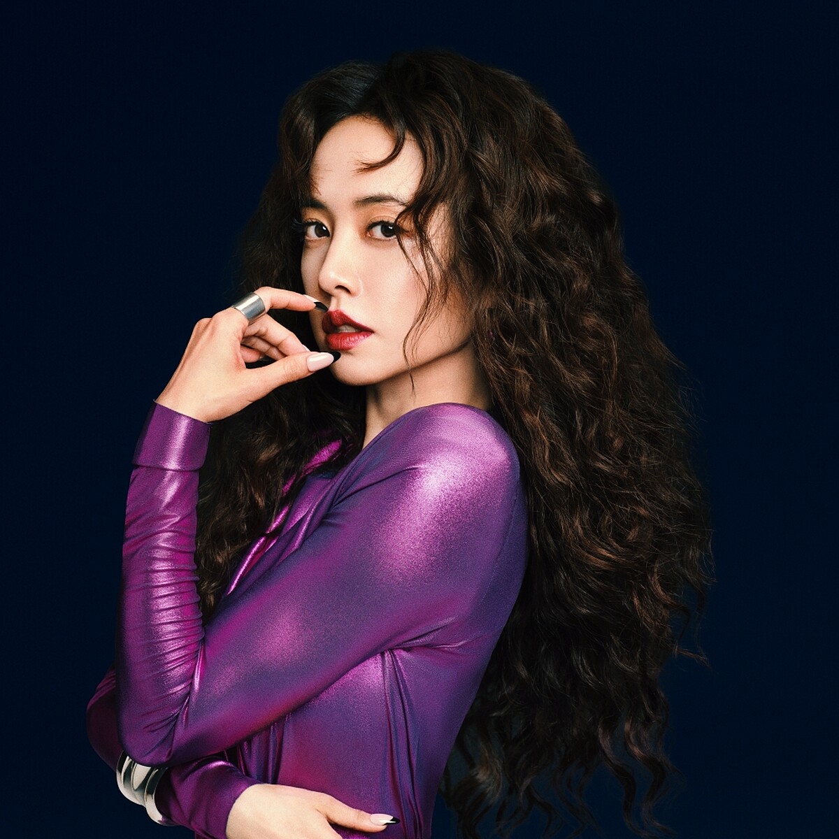 M.A.C全球代言人蔡依林使用色M·A·Cximal極自我緞光唇膏#827光想紅 Dubonnet。