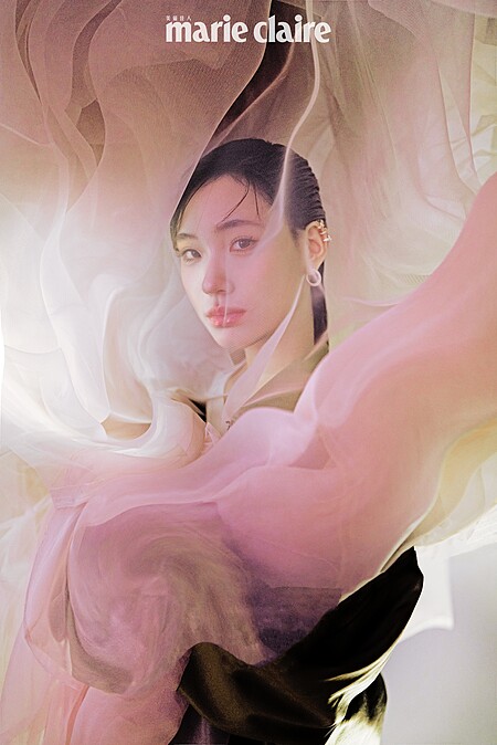 Lily:雙排扣皮革風衣、白色背心,both by Coach。T1玫瑰 K 金鋪鑲鑽耳夾、T1玫瑰 K 金鋪鑲鑽石環形耳環、T1玫瑰 K 金鑲鑽戒指、Lock 玫瑰 K 金與白金鑲鑽戒指,all by Tiffany&Co.。