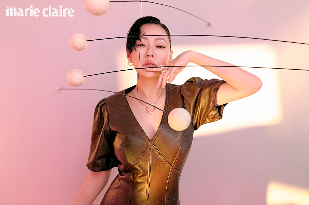 小S：咖啡色V領短袖連身裙，Coach。T1黃K金鋪鑲鑽石環形耳環、Lock 黃 K 金與白金鋪鑲鑽石項鍊（大型款）、Lock 黃 K 金與白金鋪鑲鑽手環、T1 黃 K 金鋪鑲鑽戒指、Elsa Peretti Bone 黃 K 金戒指，all by Tiffany＆Co.。