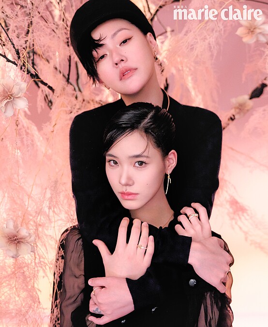 小S:藍色Polo衫,Loro Piana;黑色羊毛氈帽,Celine by Hedi Slimane。 Knot 玫瑰 K 金鋪鑲鑽石耳環(小型款)、Knot 玫瑰 K 金鋪鑲鑽石項鍊、Knot 玫瑰 K 金鋪鑲鑽石窄版戒指,all by Tiffany&Co.。Lily:黑色圓領短版洋裝, Celine by Hedi Slimane;黑色褲襪,Loro Piana。Knot 黃 K 金鋪鑲鑽石垂墜式耳環、Knot 黃 K 金鋪鑲鑽石墜鍊、Knot 黃 K 金鋪鑲鑽石戒指、T1黃 K 金鋪鑲鑽石窄版戒,all by Tiffany&Co.。