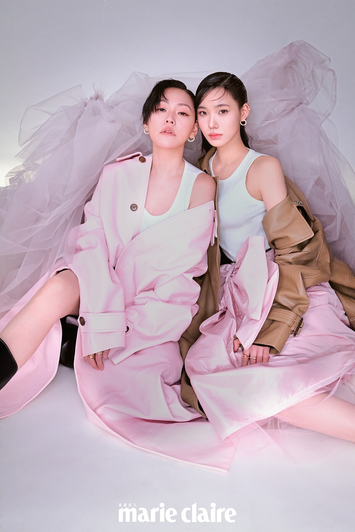 小S：粉紅色皮革風衣外套、白色背心、黑色長靴，all by Coach。T1黃 K 金鋪鑲鑽石環形耳環、T1黃 K 金鋪鑲鑽戒指、Elsa Peretti Bone 黃 K 金戒指，all by Tiffany＆Co.。Lily：雙排扣皮革風衣、白色背心，both by Coach。T1玫瑰 K 金鋪鑲鑽耳夾、T1玫瑰 K 金鋪鑲鑽石環形耳環、T1玫瑰 K 金鑲鑽戒指、Lock 玫瑰 K 金與白金鑲鑽戒指，all by Tiffany＆Co.。