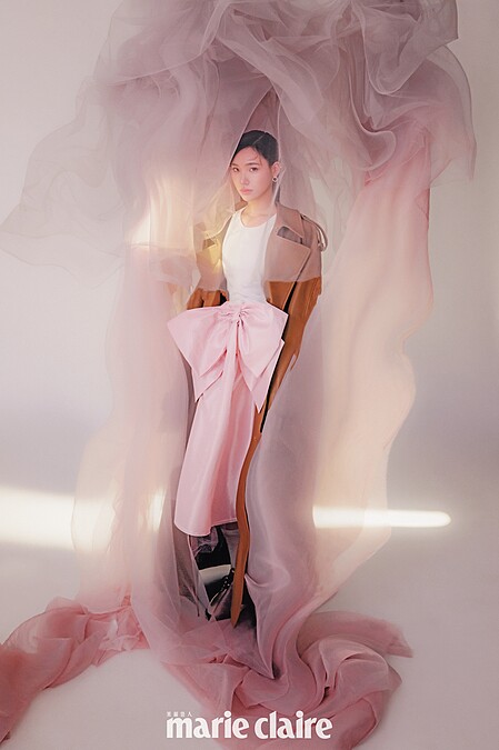 Lily:雙排扣皮革風衣、白色背心,both by Coach。T1玫瑰 K 金鋪鑲鑽耳夾、T1玫瑰 K 金鋪鑲鑽石環形耳環、T1玫瑰 K 金鑲鑽戒指、Lock 玫瑰 K 金與白金鑲鑽戒指,all by Tiffany&Co.。