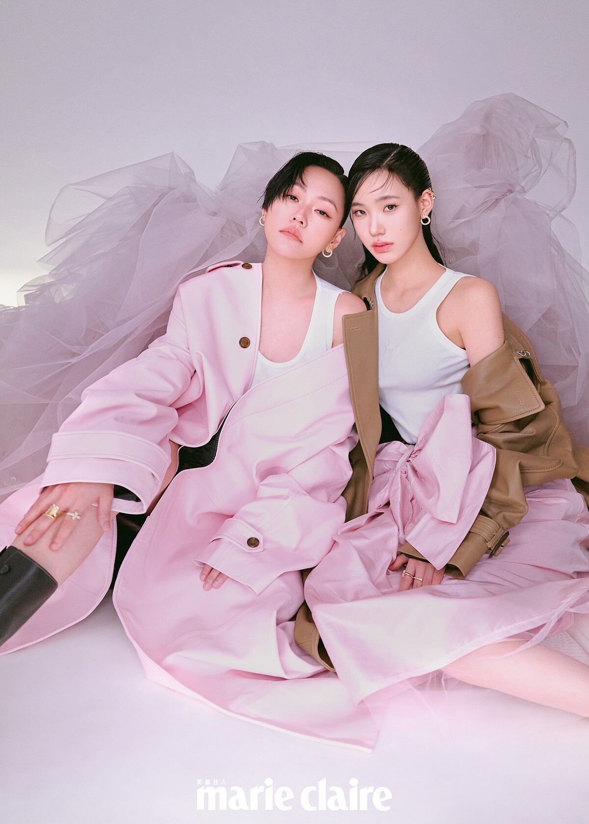 小S：粉紅色皮革風衣外套、白色背心、黑色長靴，all by Coach。T1黃 K 金鋪鑲鑽石環形耳環、T1黃 K 金鋪鑲鑽戒指、Elsa Peretti Bone 黃 K 金戒指，all by Tiffany＆Co.。Lily：雙排扣皮革風衣、白色背心，both by Coach。T1玫瑰 K 金鋪鑲鑽耳夾、T1玫瑰 K 金鋪鑲鑽石環形耳環、T1玫瑰 K 金鑲鑽戒指、Lock 玫瑰 K 金與白金鑲鑽戒指，all by Tiffany＆Co.。