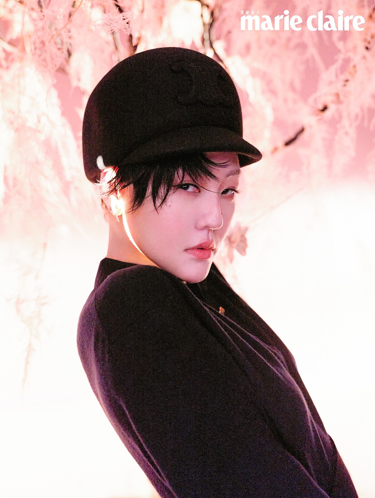 小S：藍色Polo衫，Loro Piana；黑色羊毛氈帽，Celine by Hedi Slimane。Knot 玫瑰 K 金鋪鑲鑽石耳環（小型款）、Knot 玫瑰 K 金鋪鑲鑽石項鍊、Knot 玫瑰 K 金鋪鑲鑽石窄版戒指，all by Tiffany＆Co.。