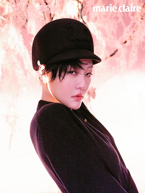 小S:藍色Polo衫,Loro Piana;黑色羊毛氈帽,Celine by Hedi Slimane。Knot 玫瑰 K 金鋪鑲鑽石耳環(小型款)、Knot 玫瑰 K 金鋪鑲鑽石項鍊、Knot 玫瑰 K 金鋪鑲鑽石窄版戒指,all by Tiffany&Co.。