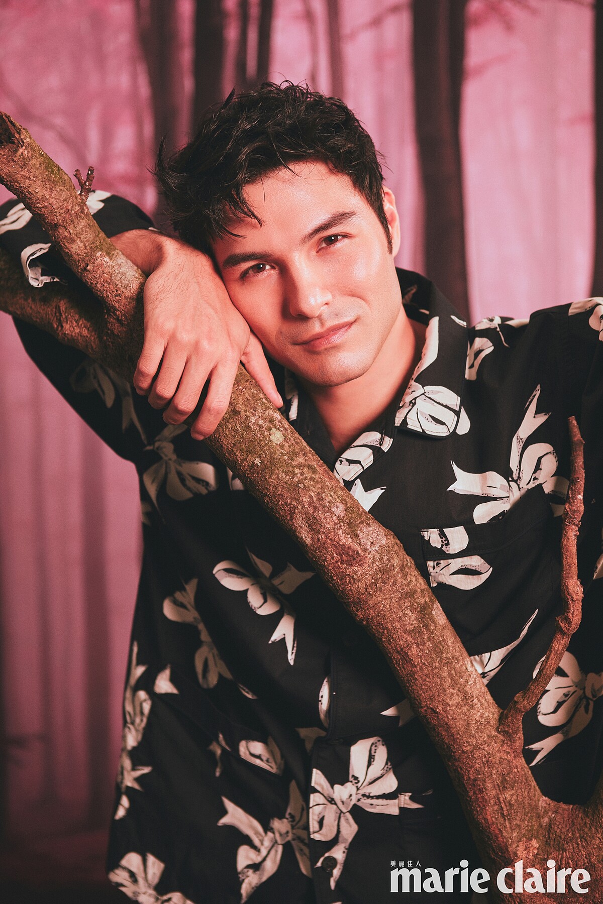 蝴蝶結印花襯衫、蝴蝶結印花綁帶長褲，both by Coach。