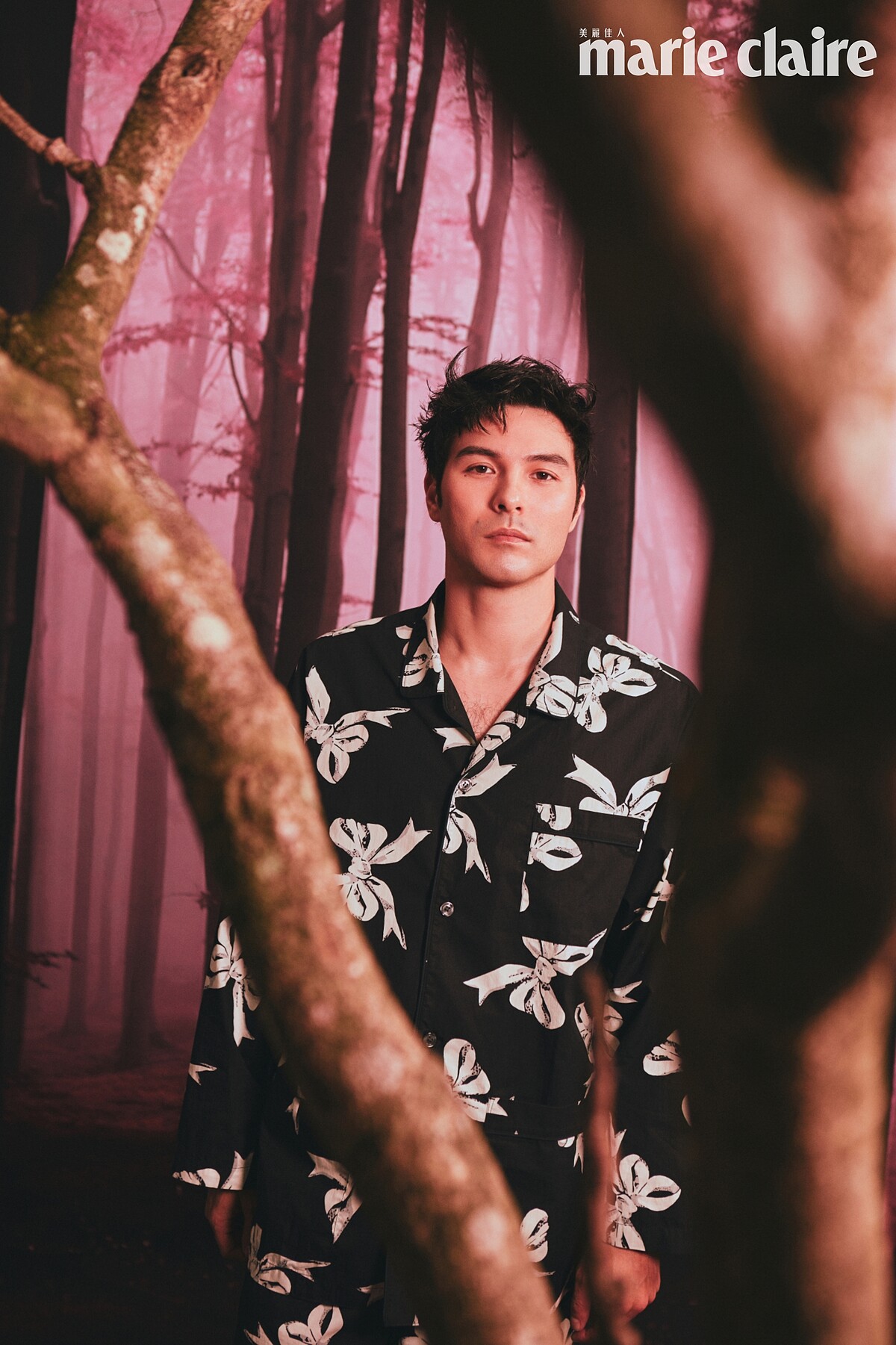 蝴蝶結印花襯衫、蝴蝶結印花綁帶長褲，both by Coach。