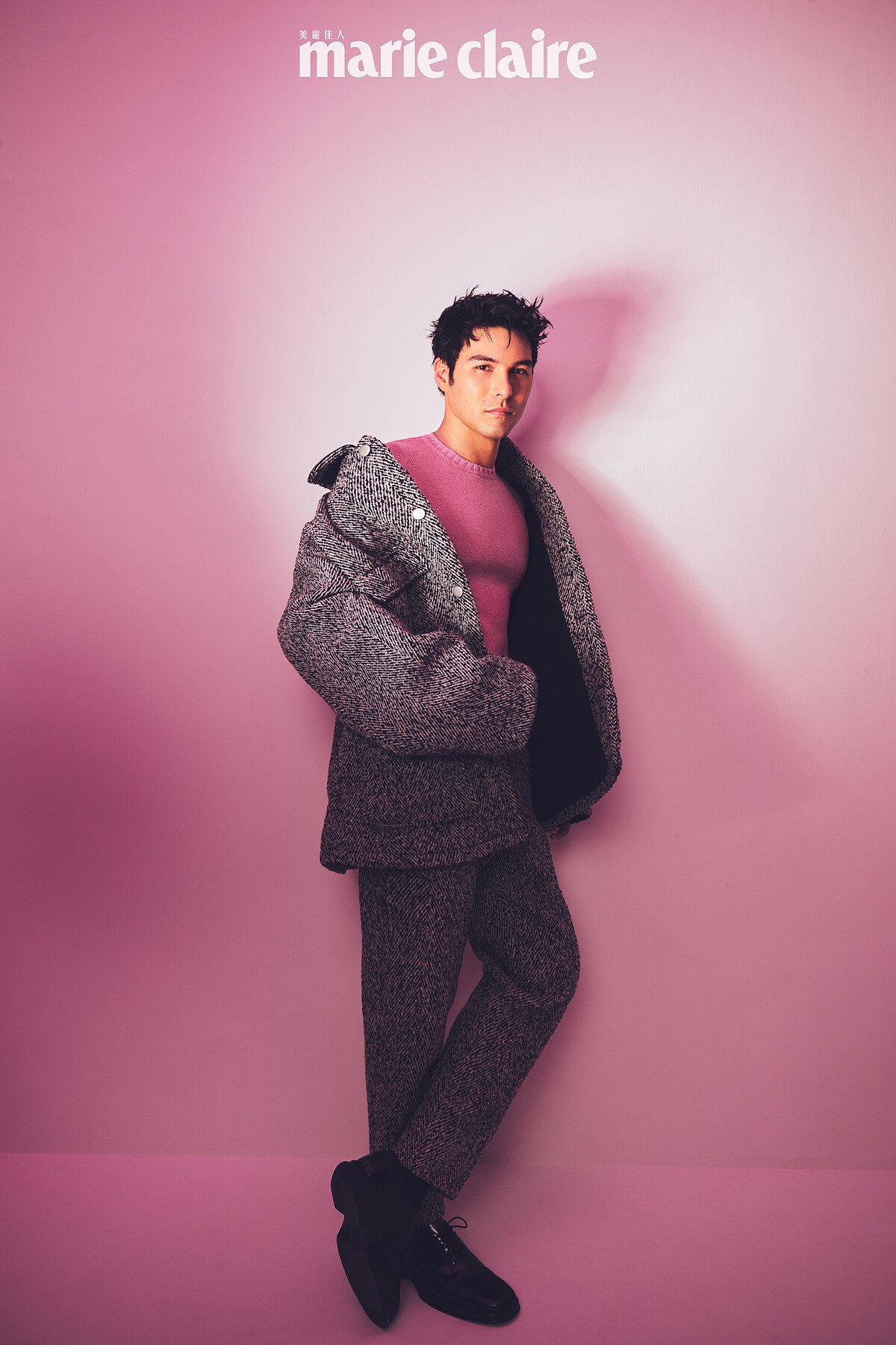 灰色羊毛外套、粉紅色羊毛上衣、灰色羊毛長褲、黑色皮鞋，all by Prada。