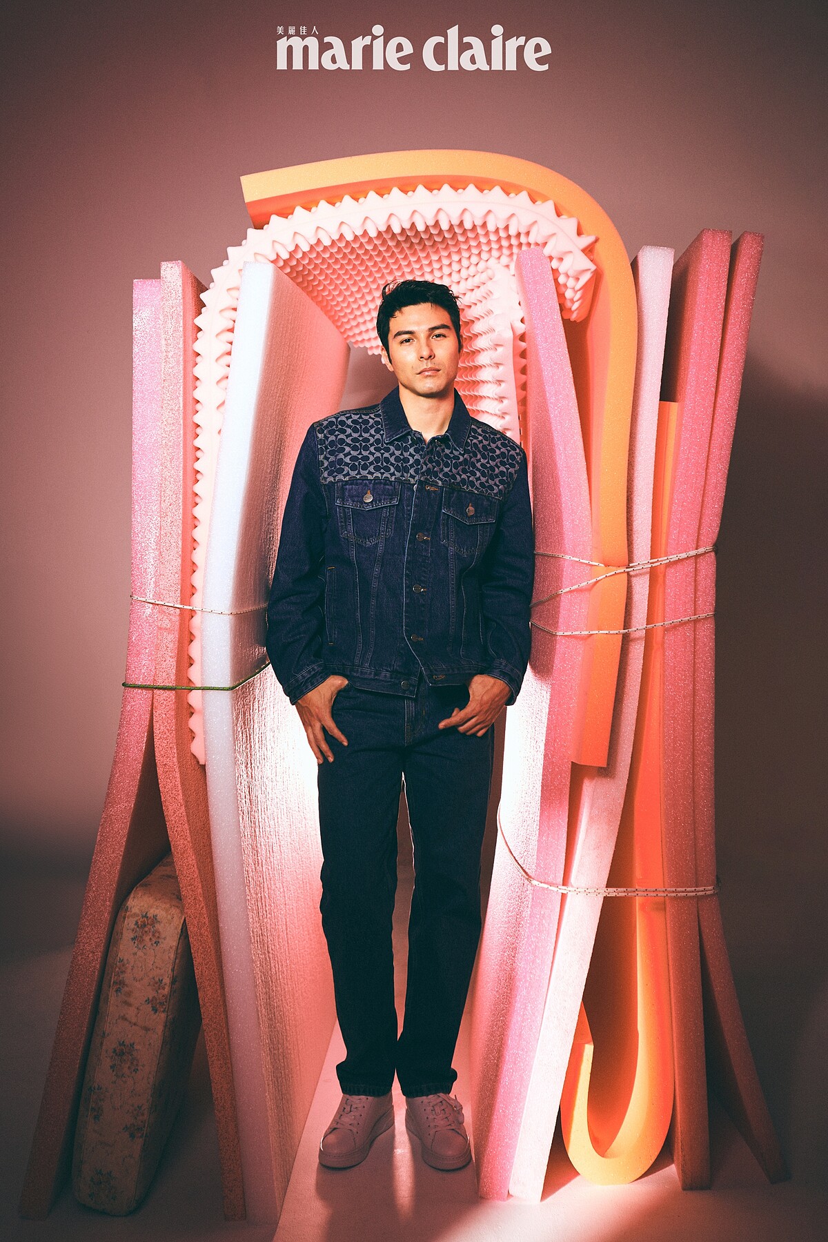 丹寧夾克、單寧長褲、白色皮革休閒鞋，all by Coach。