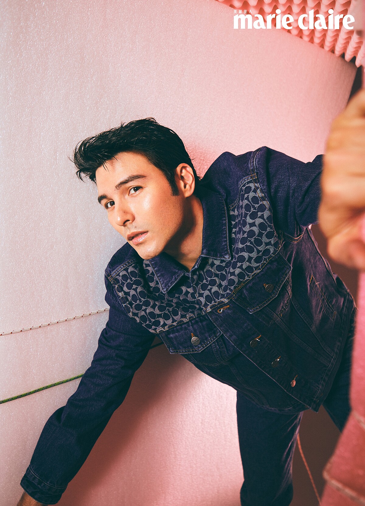 丹寧夾克、單寧長褲，both by Coach。