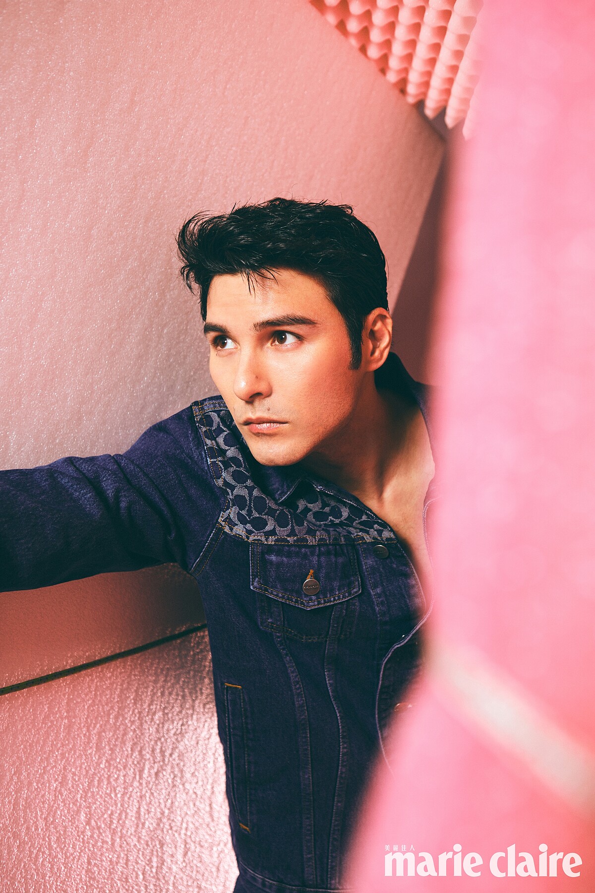 丹寧夾克、單寧長褲，both by Coach。