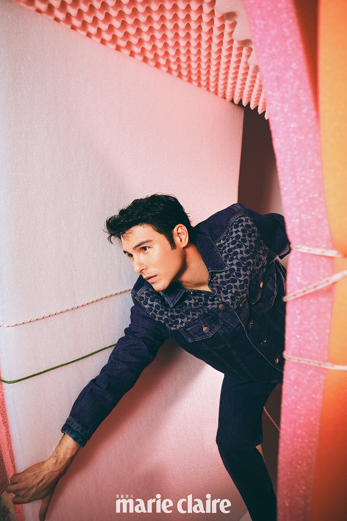 丹寧夾克、單寧長褲，both by Coach。