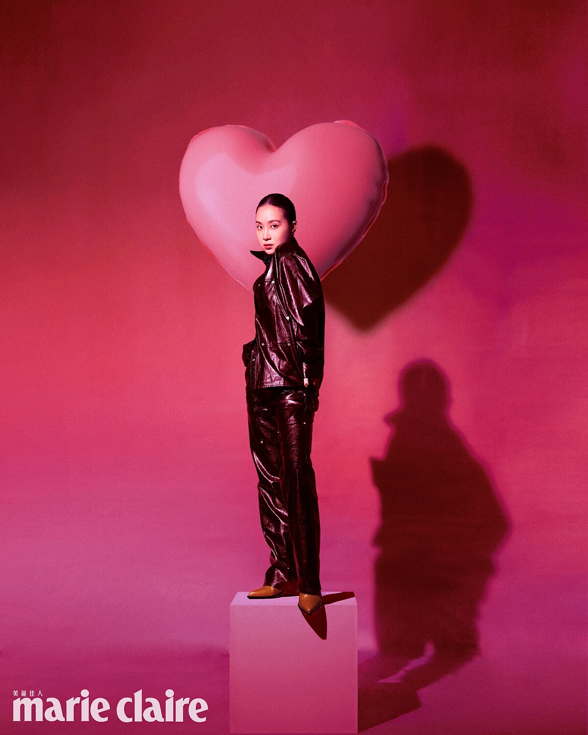 黑色皮革襯衫、黑色皮革長褲、皮革西部靴，all by Isabel Marant。