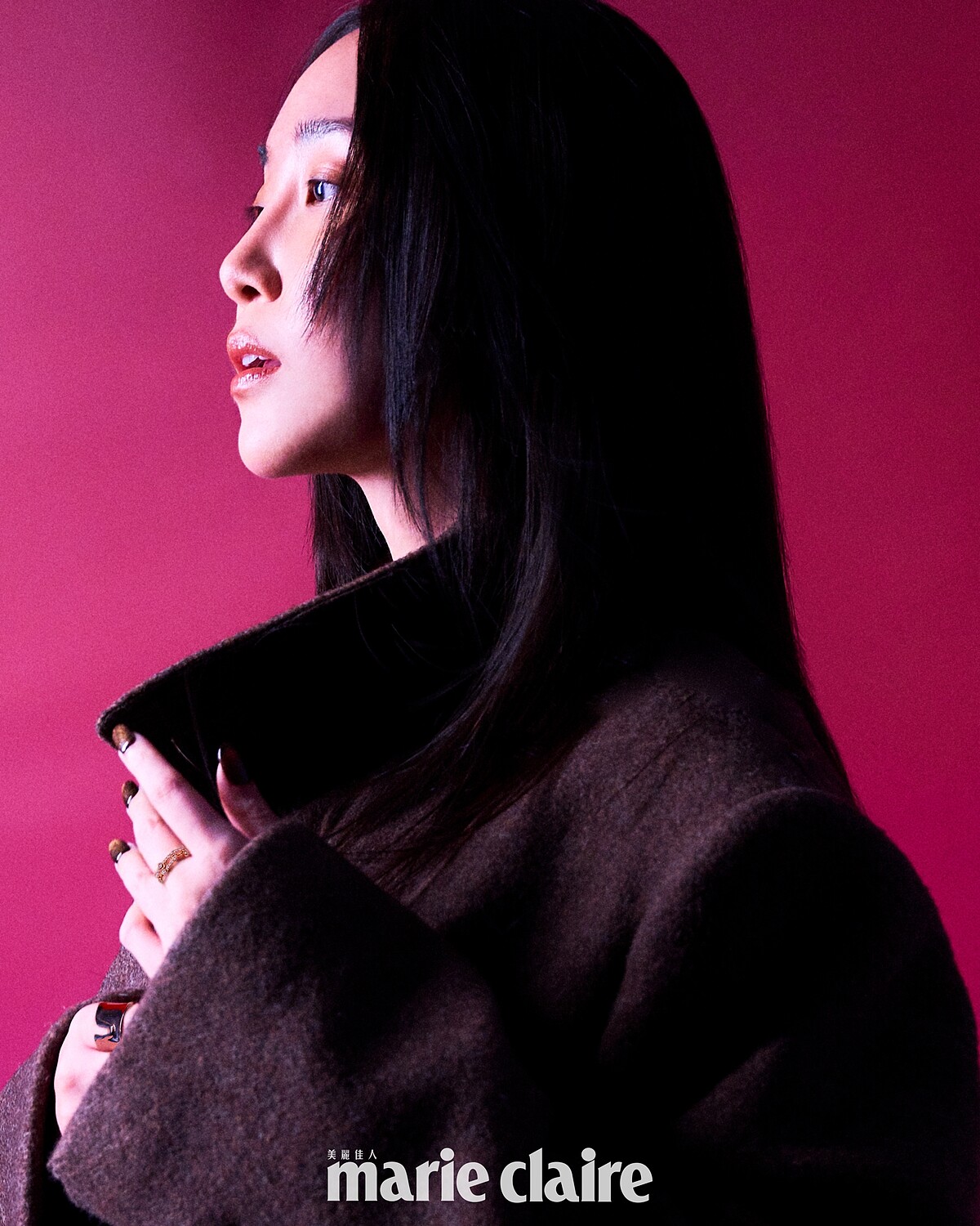 墨綠色雙排釦羊毛短外套，Ferragamo。 HardWear 黃 K 金鋪鑲鑽戒指、Elsa Peretti Bone 黃 K 金戒指，both by Tiffany & Co.