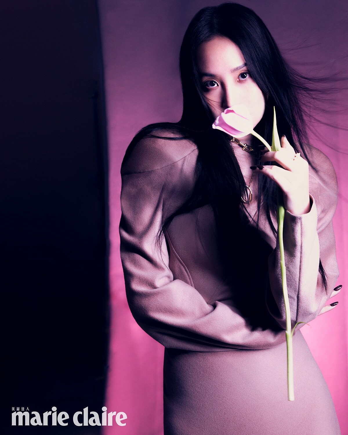 駝色圓領連身裙，Louis Vuitton；皮帶，Celine by Hedi Slimane。 HardWear 黃 K 金鋪鑲鑽石扣環項鏈、Lock 黃 K 金與白金鋪鑲鑽石項鍊（大型款）、HardWear 黃 K 金鋪鑲鑽戒指、Elsa Peretti Bone 黃 K 金戒指，all by Tiffany & Co.。