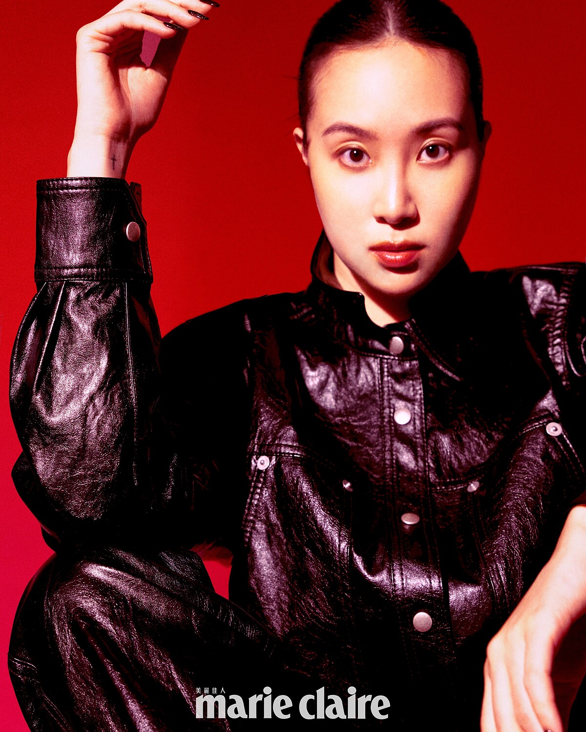 黑色皮革襯衫、黑色皮革長褲，both by Isabel Marant。