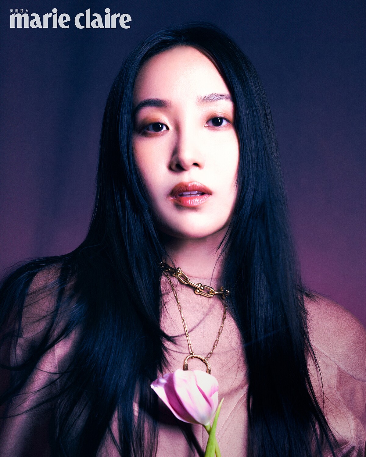 駝色圓領連身裙，Louis Vuitton。 HardWear 黃 K 金鋪鑲鑽石扣環項鏈、Lock 黃 K 金與白金鋪鑲鑽石項鍊（大型款）、HardWear 黃 K 金鋪鑲鑽戒指，all by Tiffany & Co.。