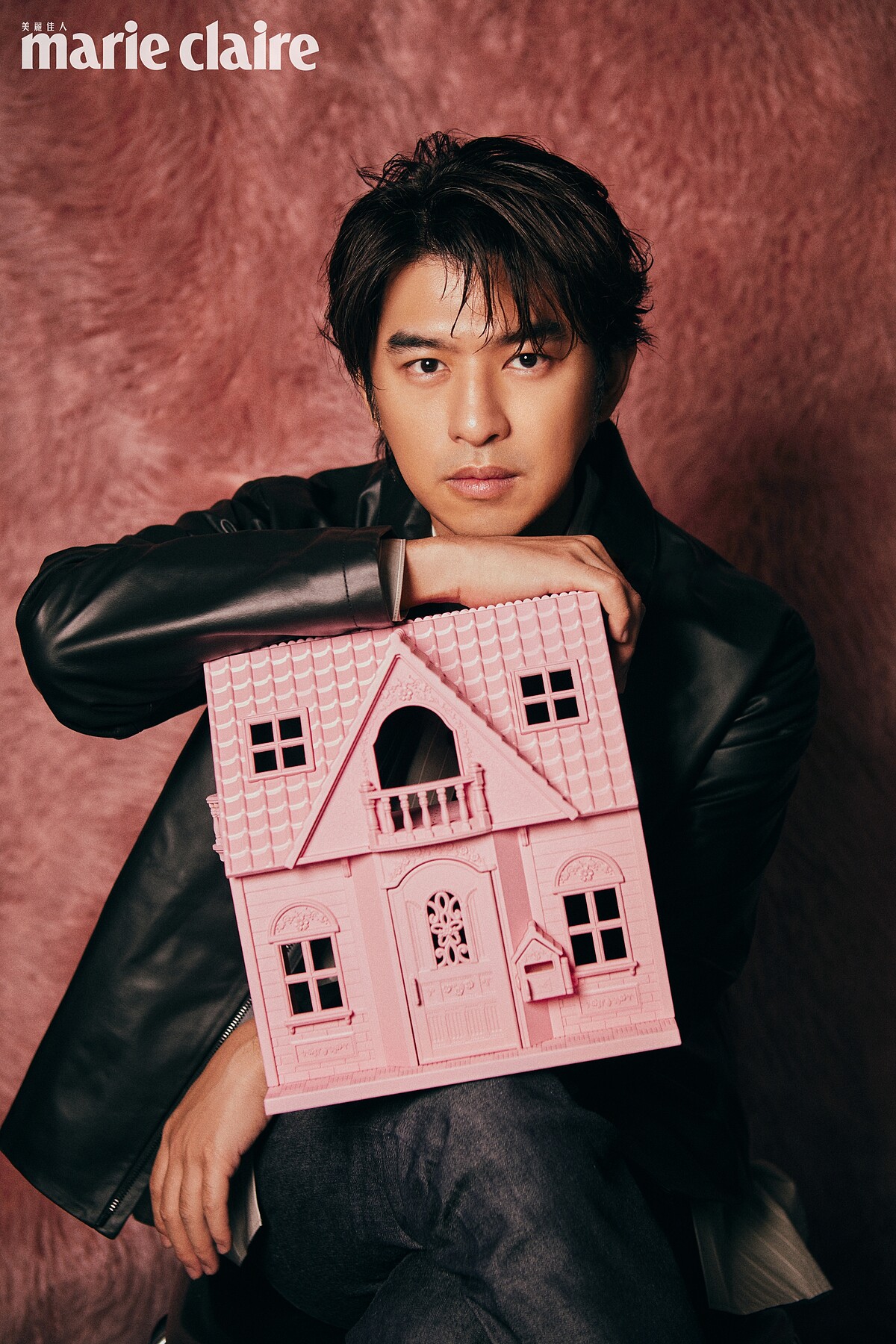 黑色皮衣、條紋襯衫、灰色圓領上衣、深色丹寧褲,all by Peter Wu。