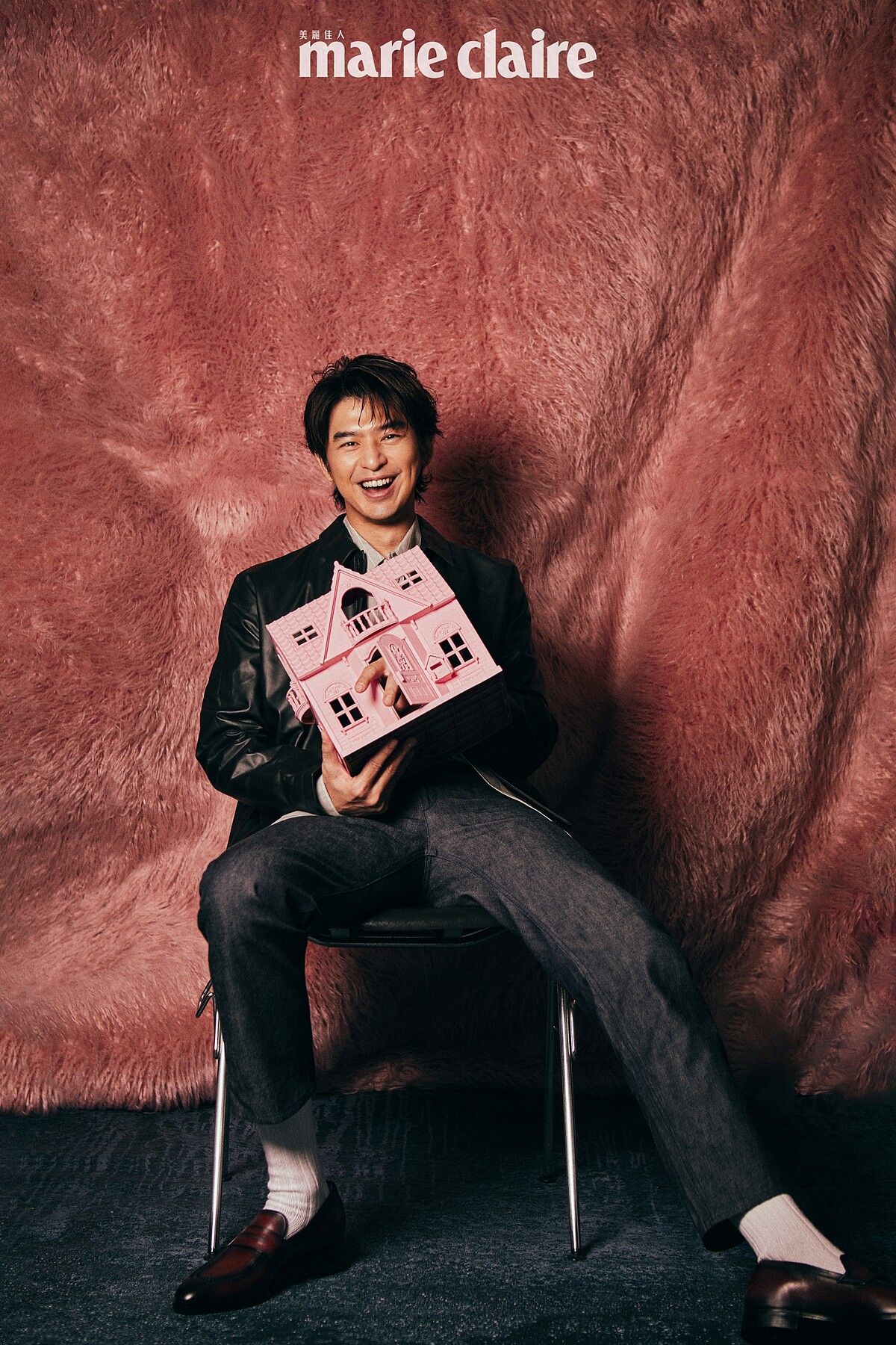 黑色皮衣、條紋襯衫、灰色圓領上衣、深色丹寧褲,all by Peter Wu;酒紅色樂福鞋,Berluti。