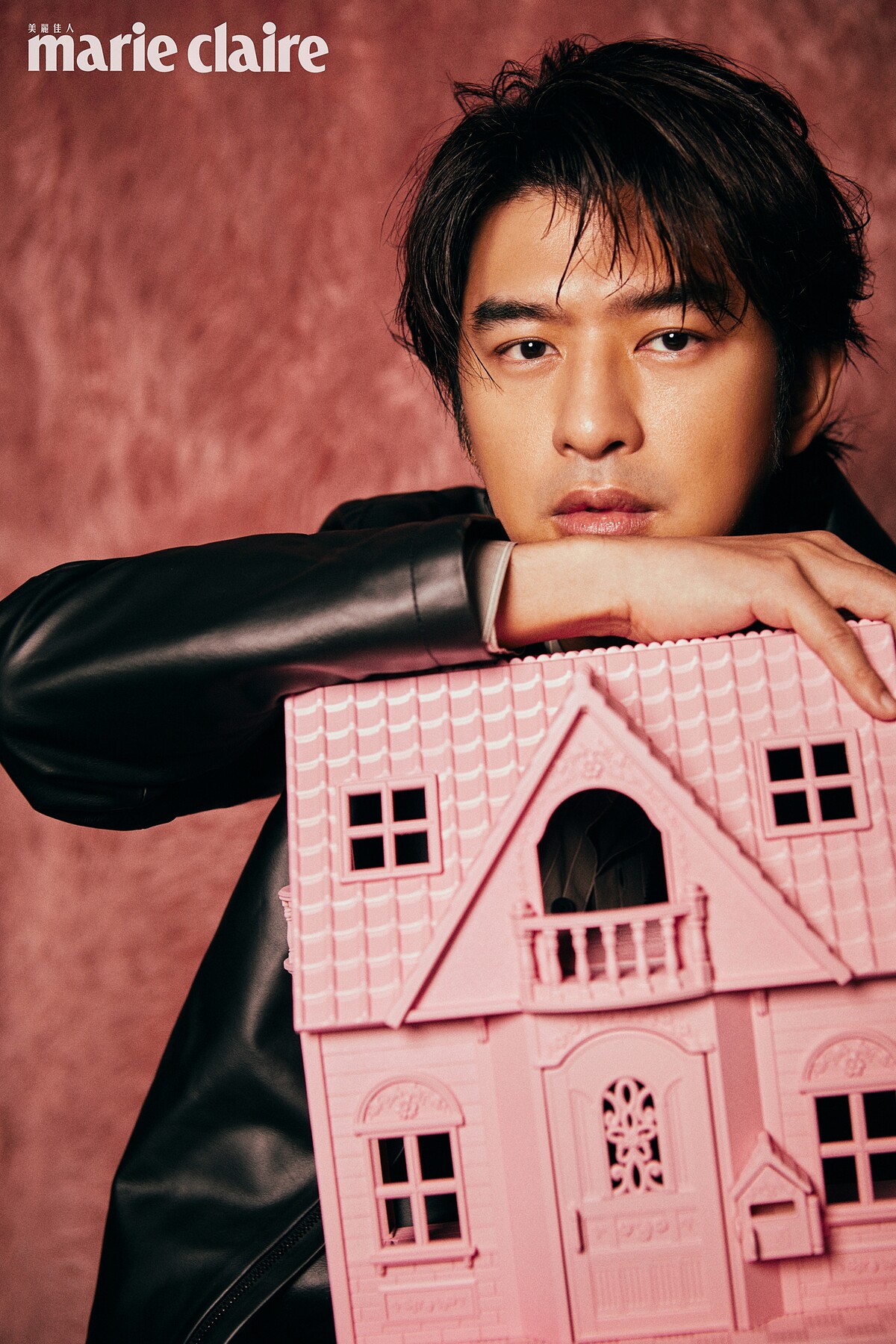 黑色皮衣、條紋襯衫、灰色圓領上衣,all by Peter Wu。