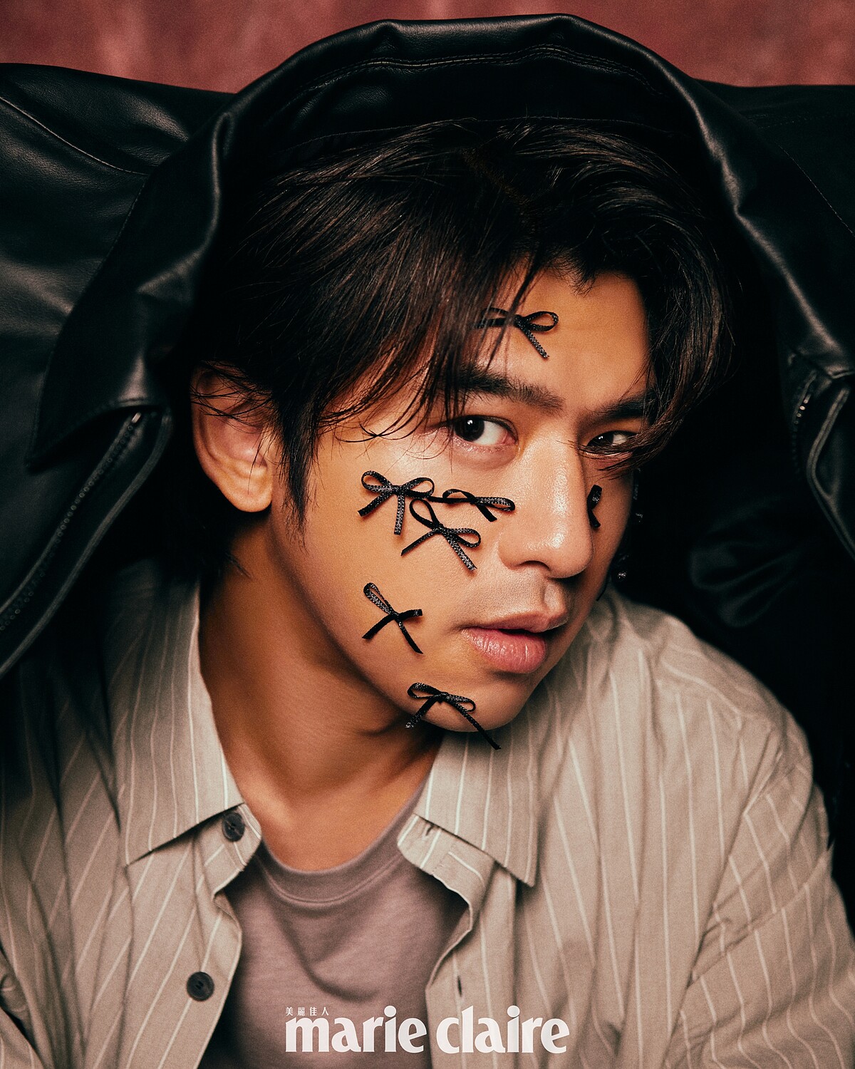 黑色皮衣、條紋襯衫、灰色圓領上衣,all by Peter Wu。